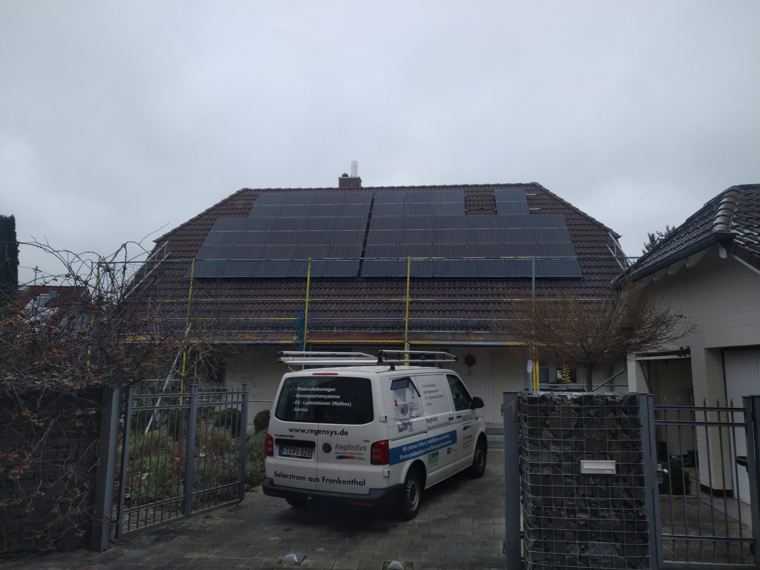 Read more about the article 11,4 kWp Photovoltaikanlage mit Meyer Burger Modulen, STP 10.0 SE und 16,6 kwh Speichersystem von BYD.