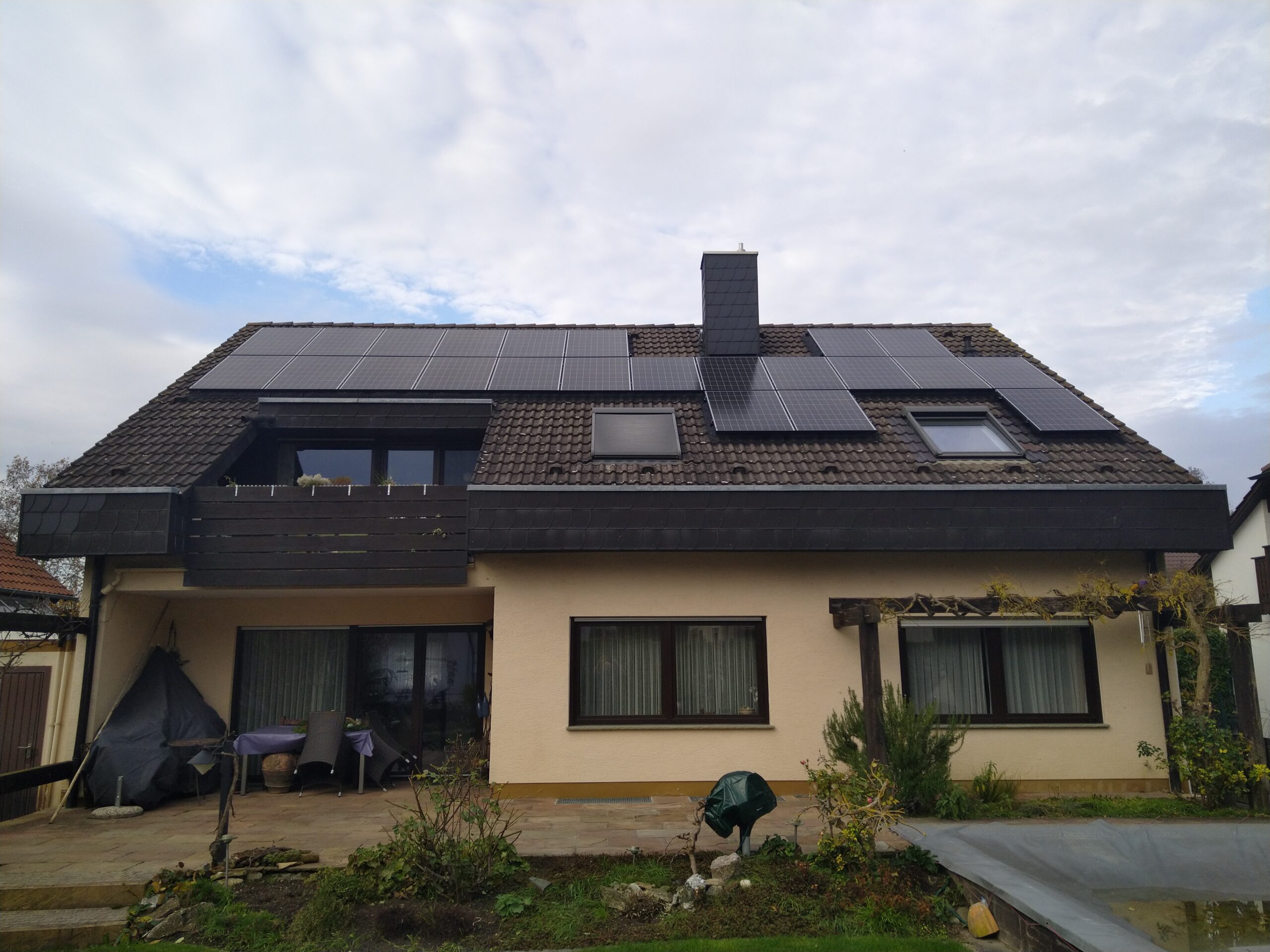 Read more about the article 9,315 kWp Photovoltaikanlage in Frankenthal mit Modulen von Heckert Solar. Wechselrichter und Speicher von der Firma SMA