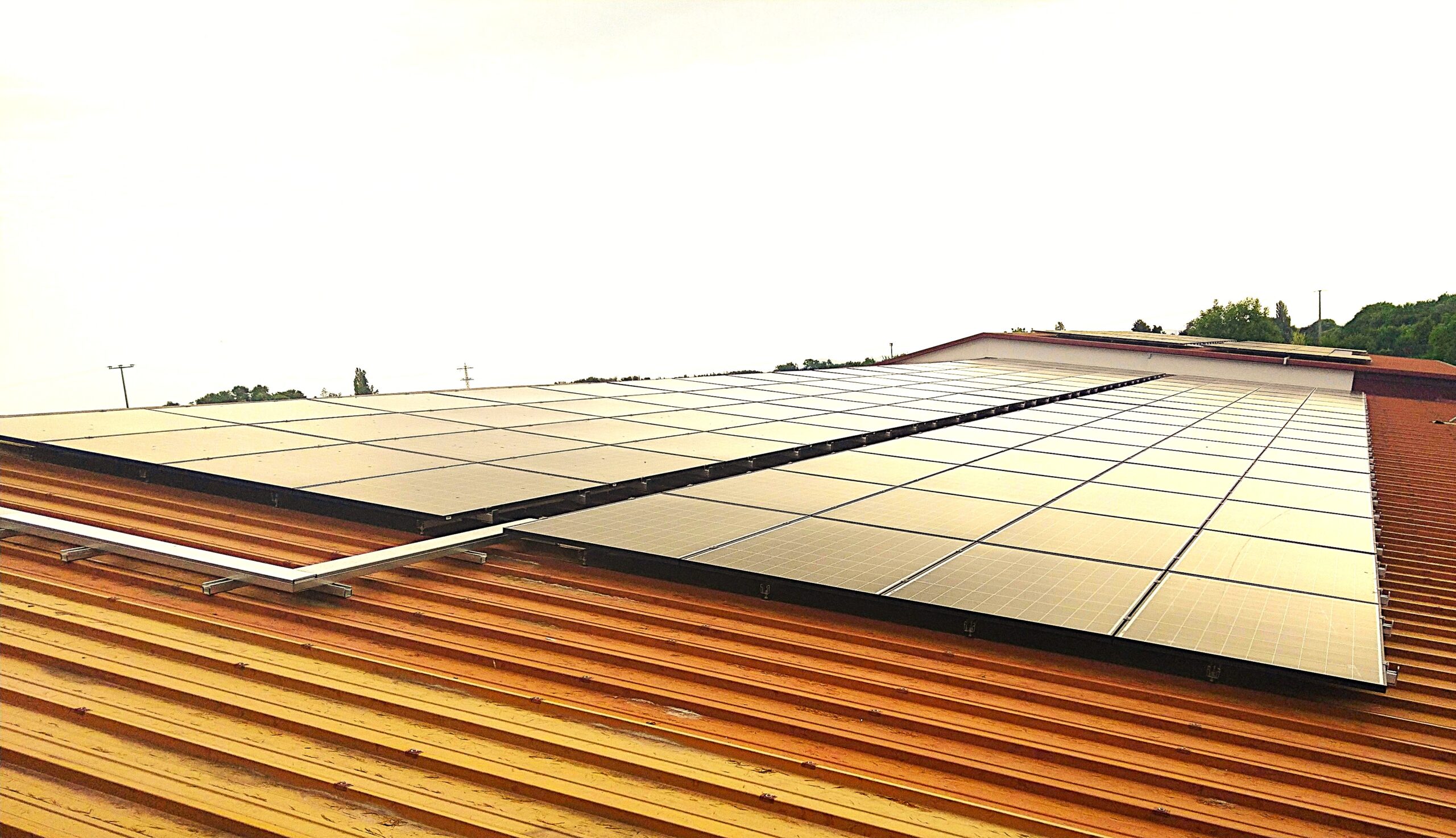 Read more about the article 30 kwp und 55 kwp Photovoltaikanlage mit Speichersystem: 3x SMA Sunny Island  8.0H (18kw)  |  6x BYD LVL 15.3 (91 kwh)  |  Automatische Backupumschaltung (125 kVA)  |  (2022 / 2025)